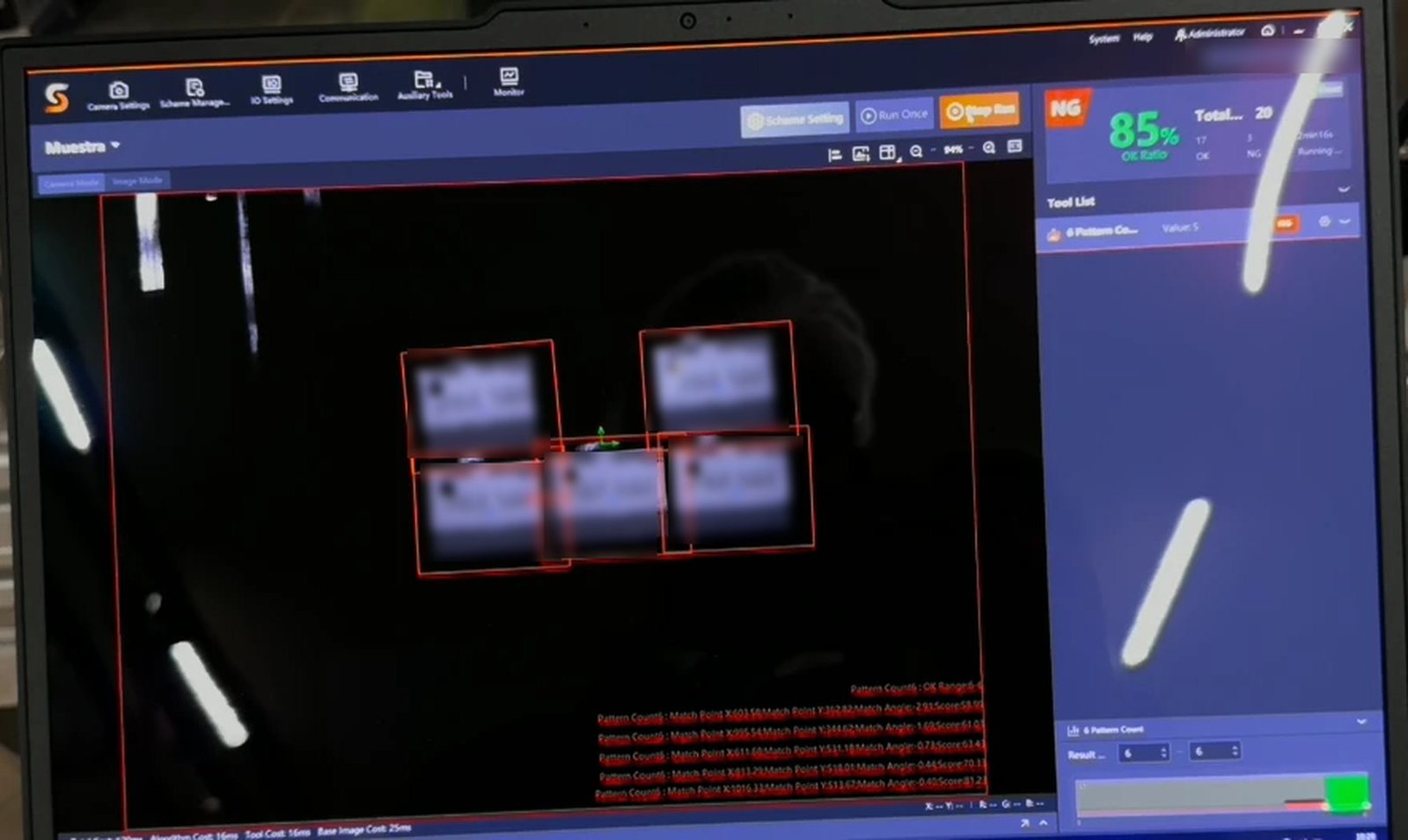 Pantalla de la cámara contando cinco envases en un fardo de seis y marcándolo como NG