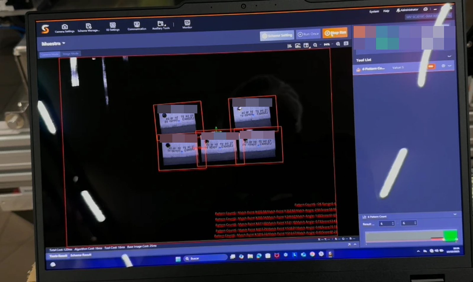 Pantalla de la cámara contando cinco envases en un fardo de seis y marcándolo como NG