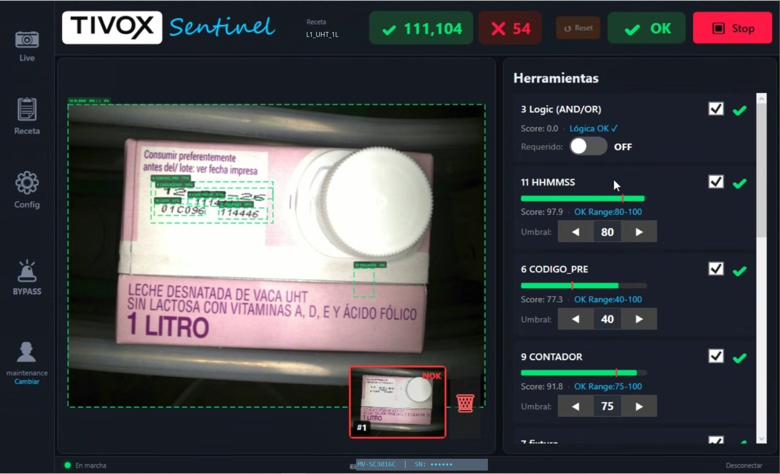 Pantalla de Sentinel PLUS: brik de leche de 1 litro con zonas de inspección de fecha, lote y sellado, contadores de envases correctos y rechazados, y la lista de herramientas con puntuación y umbral