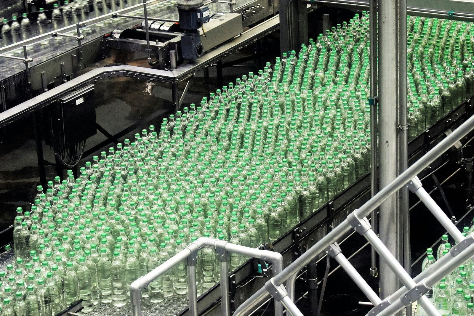 Línea de envasado de botellas en funcionamiento